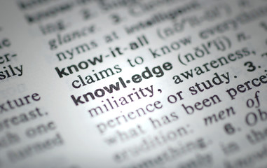 《卖火柴的小女孩》讲了一个什么故事？