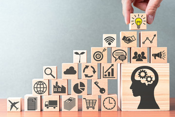 《卖火柴的小女孩》讲了一个什么故事？