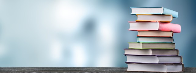 《卖火柴的小女孩》讲了一个什么故事？