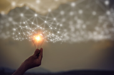 《卖火柴的小女孩》讲了一个什么故事？